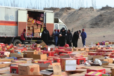 工作人员将清查的非法烟花爆竹堆放在空场等待销毁。 本版图片京华时报记者陶冉摄