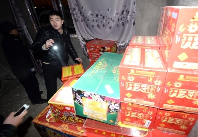 何润在顺义某林场内清点私藏的非法烟花爆竹。