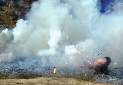 专业公司对之前清查的非法烟花爆竹进行销毁。