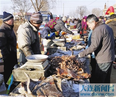 紫云苗族布依族自治县新闻网 普兰店集市商品琳琅满目(图)