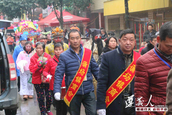 2月1日,绥阳县蒲场镇千余群众聚集街头进行民俗大排街狮舞龙腾喜迎