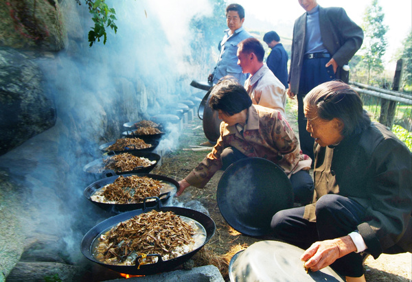 标准的陵阳八鲜一品锅(即俗称的陵阳锅子),需要的配料有上等的五花黑