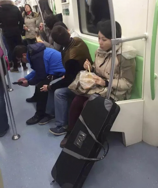 “凤爪女”王某在地铁车厢内吃麻辣烫。