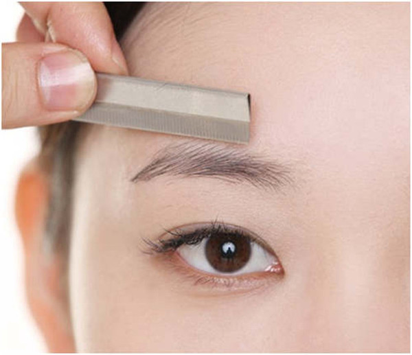 使用修眉刀修理眉型,要将眉峰,眼皮上方的碎眉全部修理干净