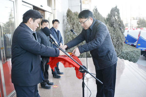 冬季行动 万荣县配齐垃圾清扫车