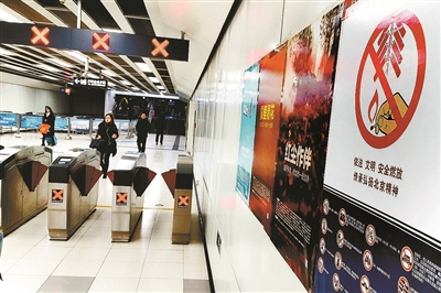 昨日,北京市正式开始售卖猴年春节的烟花爆竹。部分地铁站和街道、社区贴上了春节燃放烟花爆竹的提示海报。有市民表示,“听说禁放的具体地点有修改,但这份海报上看不出来任何变化。”对此,市烟花办工作人员表示,这组海报设计并开始张贴于三年前,因为这组海报内容不过时,而且市民反响很好,所以连续沿用了三年。