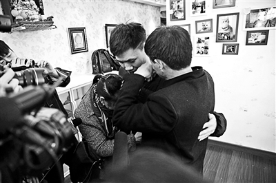 父母和大巧一见面便相拥而泣