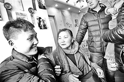 虽然听不到母亲夸自己帅了,但大巧一直在腼腆地笑