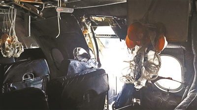 客机被炸开大洞(小图),氧气面罩已经释放供图/视觉中国