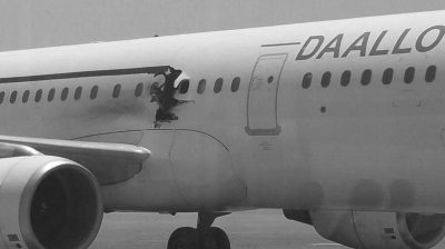 这张2月2日用手机拍摄的照片显示,在索马里首都摩加迪沙国际机场的一架客机机身破损。新华社发