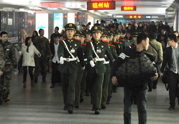 武警福建总队直属支队派出百余名官兵来到福州火车站担负春运执勤任务