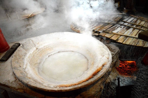 燊海井低压火花圆锅制盐是一种古老的传统的制盐工艺,制盐的主要原料