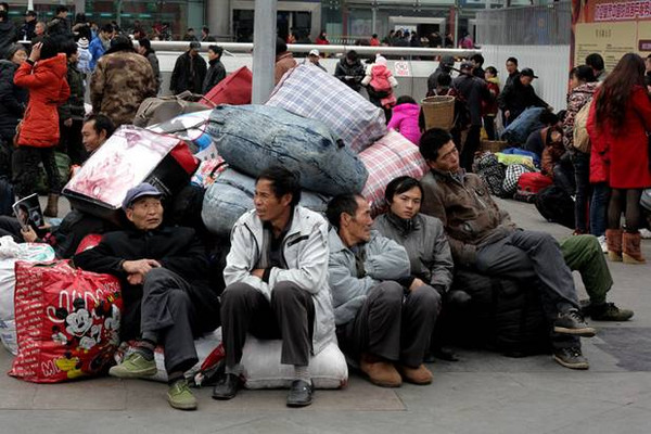 春运返乡大军,睡姿众生相,回家路上的人生百态,有没有感动你