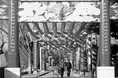 龙潭庙会正在进行最后的筹备 摄影/本报记者 魏彤