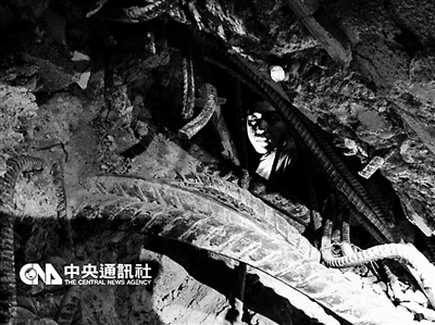 黄光伟的脸被救援人员的手电筒照到