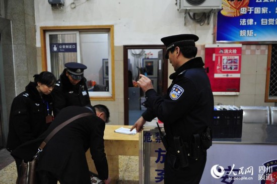 "沙袋"民警沈绍杰的"守岁"夜(组图)
