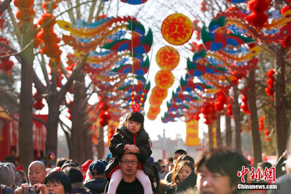 地坛庙会始办于1985年,春节逛地坛庙会已成为北京民众沿袭多年的习俗.