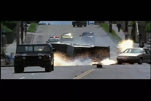让人黯然神伤,但在1996年的好莱坞大片《therock》中,悍马h1甚至压制