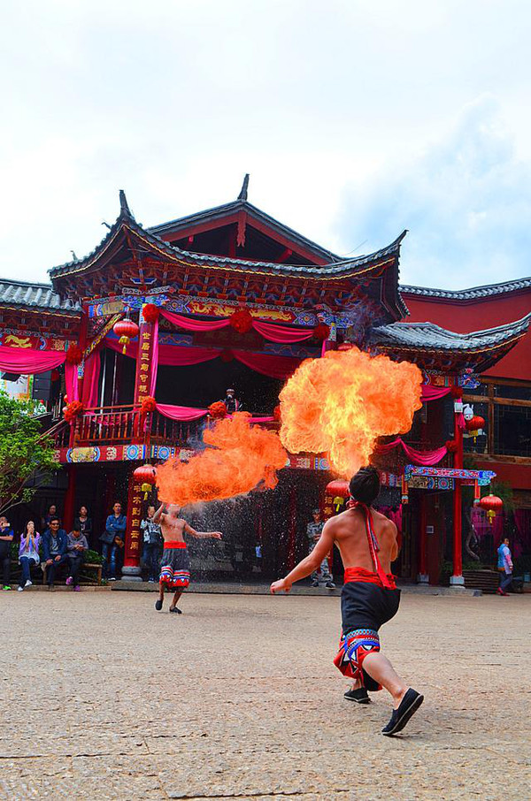男演员们在马帮广场上表演火把绝技.