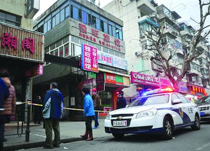 坍塌建筑外墙上挂着雅旺旅馆招牌