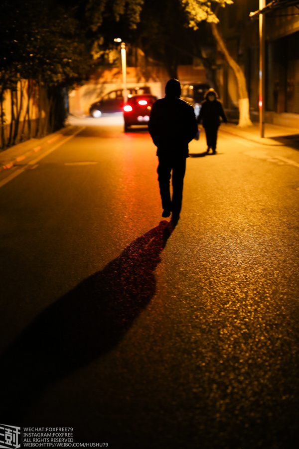 路灯下,孤单的身影为门卫大爷拍下一张照片小区门口与手机为伴的大爷