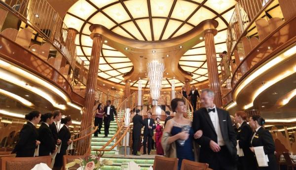 2016年,你可以花上10天时间登上“伊丽莎白皇后”号,从英国南安普顿启航,途经马德拉岛,留尼旺岛,纳米比亚和库拉索。这趟行程的费用为194000美元/人,包括入住在128平方米的豪华套房,带有按摩浴缸和私人阳台,你还可以尽情品尝船上的美食。“伊丽莎白皇后”号每年还提供35.2万瓶葡萄酒和香槟。