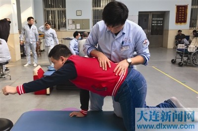 生活中,我们常常可以见到一些后背凹凸不平的人,老百姓常称之为"罗锅"