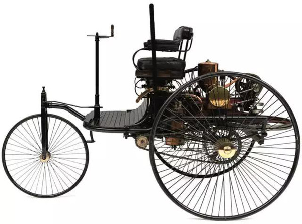 至此第一辆蒸汽汽车就诞生了由内燃机提供蒸汽的蒸汽机装上了汽车蒸汽