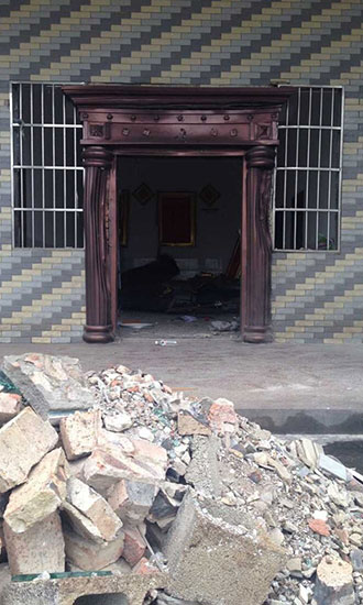 被炸的楼房,就是陈绍宽家。现场一片狼藉十分惨烈,整个三层楼的楼房,玻璃全部炸飞,留下窗帘飘摇着。一楼靠近楼梯位置,墙已经炸倒,留下一个3--4米的大洞;厨房的一堵墙以及一楼卧室的墙被炸开。爆炸后,在几十厘米的水泥地上,留下了一个长40厘米宽,深30厘米的坑。