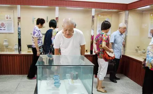 烈士紀念建築物,名人故居,公共圖書館等公益性文化設施向老年人免費