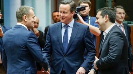 英国首相卡梅伦（中）、欧洲理事会主席图斯克（左）和希腊总理齐普拉斯（右）出席了峰会。（法新社）