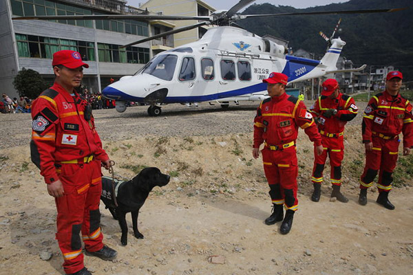 参与救援的警用直升机。