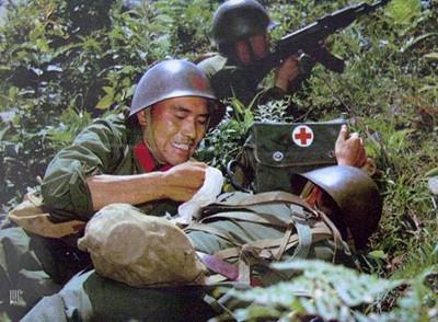 真实对越自卫还击纪录片_真实的对越自卫反击战，国人看完都沉默了