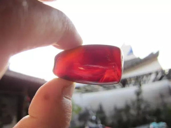 近现代珠宝鉴评家又将琥珀分为六类,即"金珀,蜡珀,血珀,翁珀,花珀和