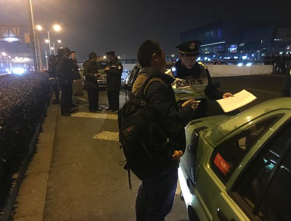 出租車上的乘客(揹包者)配合調查,接受警察筆錄