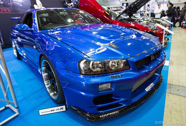 這臺寶藍色戰神是2000款v-spec ii r34skylinegt-r,外形倒是比較素雅