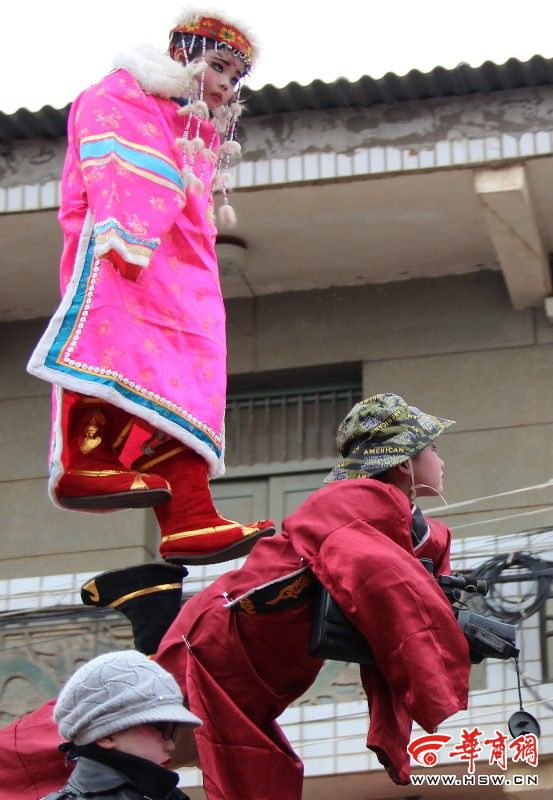 临渭区官道镇新田村"多人芯子"闹元宵(组图)