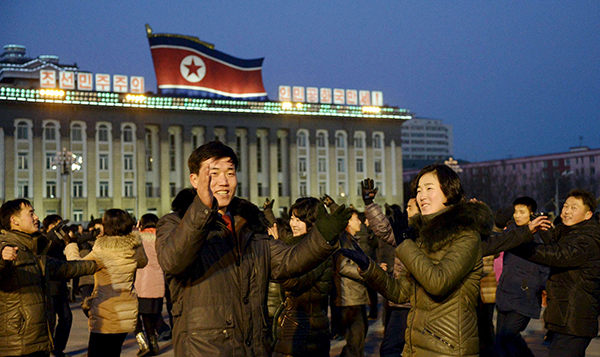 2016年1月8日，朝鲜中央通讯社公布的图片显示民众庆祝朝鲜氢弹试验成功。 本文图片 视觉中国 资料