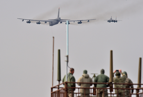 当地时间2016年1月10日，韩国平泽乌山空军基地，美军B-52战略轰炸机当天上午从关岛安德森空军基地出发，中午进入驻韩美军乌山空军基地临近空域。