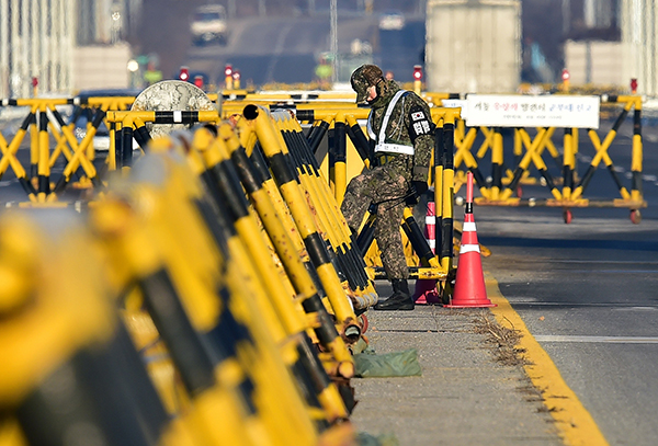 当地时间2016年1月8日，韩国坡州，韩国士兵驻守通向朝鲜开城工业园区道路的军事检查站。