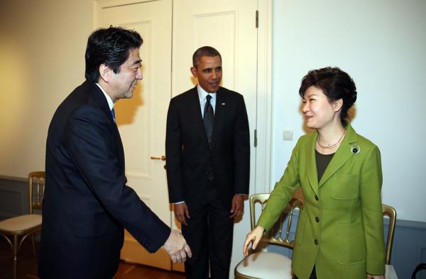 当地时间2014年3月25日，荷兰海牙，日本首相安倍晋三与韩国总统朴槿惠自上任以来首次正式会晤。