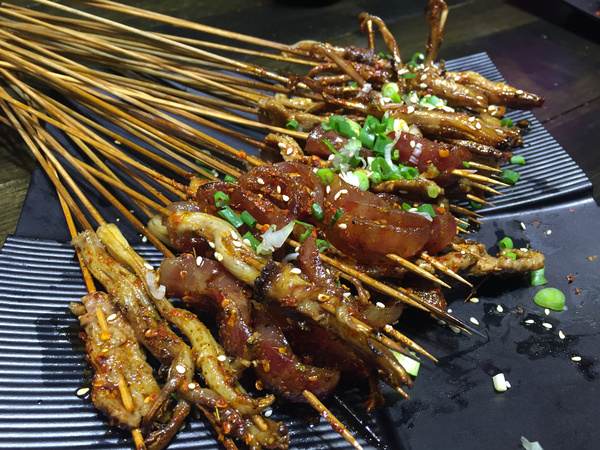 先來烤串大合集,有鴨舌,廣味香腸,板筋,肉串,看著就食慾大開是不是,一