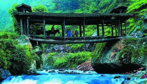 九甲鎮位於鎮沅東北部,哀牢山西南麓,與景東縣花山鄉,雙柏縣鍔嘉鎮