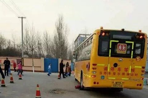 校車碾壓小學生幼小生命死亡23日早晨7時許,山東寧陽縣堽城鎮中心小學