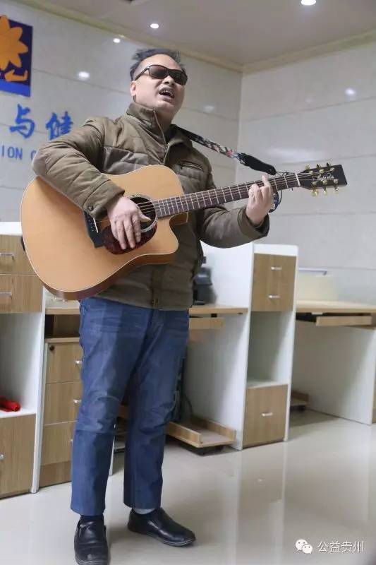 美女记者狂追盲人歌手伍建原来是为了这个