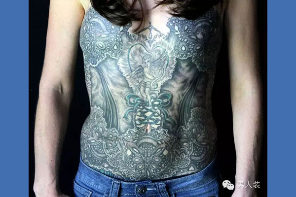 纹身纹到乳房上体检图片