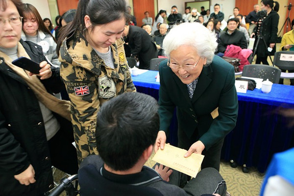 市红十字会副会长孙大红,市儿童健康基金会理事长李忠尧,上海宋庆龄