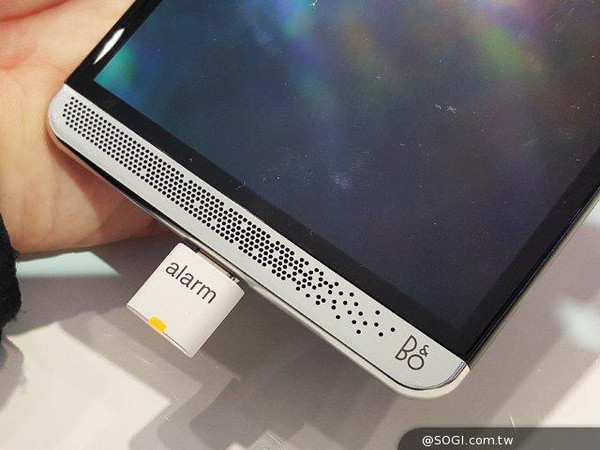 惠普 elite x3 屏幕上方有兩個鏡頭,一個是800 萬像素鏡頭,另一個是