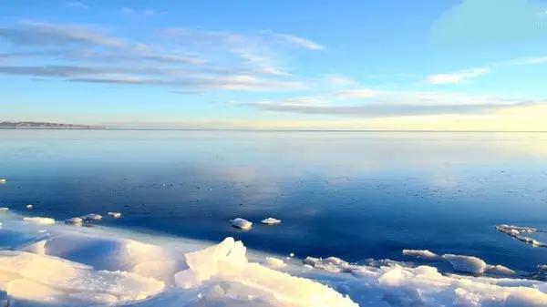 形容冰冻湖面美景图片