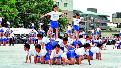 图为日本小学生正在表演"叠罗汉.谢宗睿供图